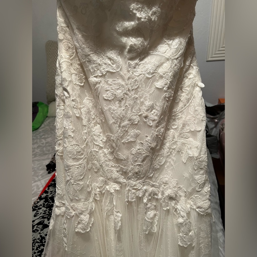 Lace Wedding dress with bustle - Picture 6 of 8